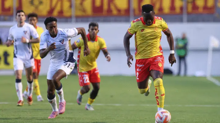 Expulsión, frustración y derrota: Liga Deportiva Universitaria pierde el paso