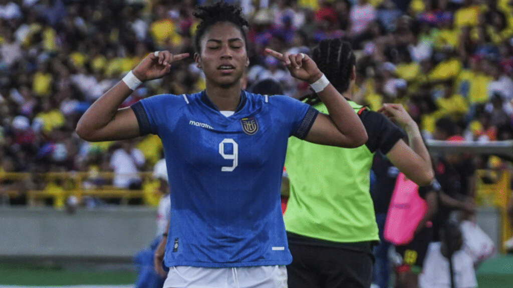 Nayeli Bolaños, delantera de Pumas y de la Selección Ecuatoriana de Fútbol.