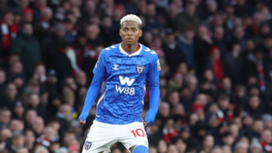 GOLES | Nilson Angulo continúa acumulando rodaje y experiencia en el fútbol inglés